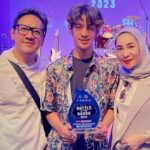 Cekricek.id – Andre Taulany membagikan beberapa momen saat dirinya dan sang istri mendatangi acara penghargaan anak laki-lakinya, Kenzy Taulany. Bocah laki-laki yang kini sudah beranjak remaja tersebut sukses mencuri perhatian karena memiliki paras yang begitu tampan.