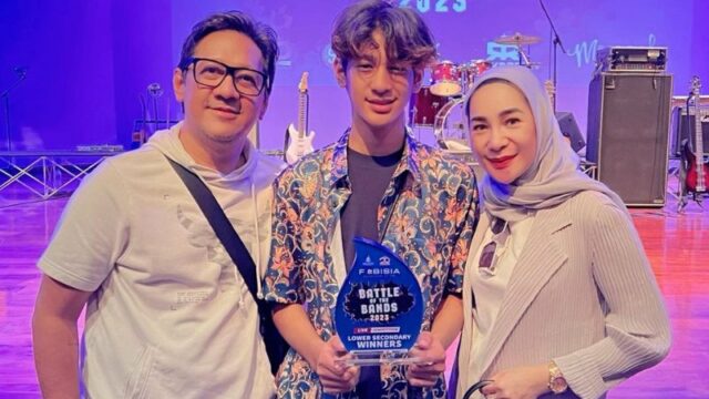 Cekricek.id – Andre Taulany membagikan beberapa momen saat dirinya dan sang istri mendatangi acara penghargaan anak laki-lakinya, Kenzy Taulany. Bocah laki-laki yang kini sudah beranjak remaja tersebut sukses mencuri perhatian karena memiliki paras yang begitu tampan.