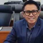 Cekricek.id – Eko Patrio sangat layak jika diberikan gelar sultan seperti sejumlah selebriti lain yang diberi sebutan demikian. Bukan abal-abal, pelawak yang beralih menjadi politikus itu ternyata tinggal di sebuah rumah megah yang diisi dengan perabotan canggih.