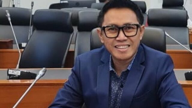 Cekricek.id – Eko Patrio sangat layak jika diberikan gelar sultan seperti sejumlah selebriti lain yang diberi sebutan demikian. Bukan abal-abal, pelawak yang beralih menjadi politikus itu ternyata tinggal di sebuah rumah megah yang diisi dengan perabotan canggih.