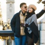 Cekricek.id – Erina Gudono dan Kaesang Pangarep kini tengah berbulan madu di Paris, Prancis. Tempat yang dijuluki sebagai kota cinta itu berhasil mengukir kenangan manis di antara pasangan suami istri tersebut. Bahkan ada hal-hal yang baru pertama kali mereka lakukan berdua sepanjang umur pernikahannya.