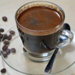 Cekricek.id – Kopi adalah salah satu minuman berkafein yang sering dijadikan sebagai teman begadang. Banyak orang yang percaya bahwa minuman tersebut dapat membuat mata tetap terjaga serta juga dapat membantu kinerja tubuh saat berolahraga. Tetapi tahukah kamu batas aman meminum berkafein tersebut?