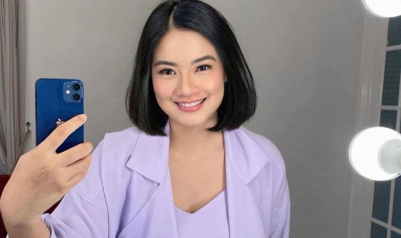 Cekricek.id – Titi Kamal membuat para penggemarnya heboh setelah membagikan potret dirinya dengan rambut pendek sebahu. Hal itu membuat netizen terkejut, karena artis cantik itu selama ini selalu mempertahankan surai panjangnya yang hitam dan lebat.