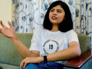 Cekricek.id - Shreya Siddanagowder adalah perempuan pertama di dunia yang mendapatkan donor tangan dari laki-laki. Meski ukuran dan bentuk tangannya jauh berbeda dengan tangan aslinya, namun operasi pendonoran anggota tubuh tersebut berhasil dilakukan.