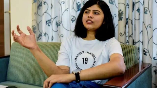 Cekricek.id - Shreya Siddanagowder adalah perempuan pertama di dunia yang mendapatkan donor tangan dari laki-laki. Meski ukuran dan bentuk tangannya jauh berbeda dengan tangan aslinya, namun operasi pendonoran anggota tubuh tersebut berhasil dilakukan.