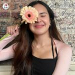 Cekricek.id – Beby Tsabina tak pernah gagal membuat para penggemarnya kagum dengan kecantikan yang dimiliki. Terutama ketika tersenyum dengan wajah yang ceria, hal itu lantas membuat netizen tak bisa menahan diri untuk tidak memuji paras cantiknya itu.