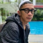 Cekricek.id – Beberapa waktu terakhir, Aming kerap tampil dengan pakaian yang alim seperti baju koko dan peci. Bukan hanya itu, dia menuliskan kata-kata yang mengindikasikan dirinya sedang berusaha untuk istiqamah dalam salah satu unggahan di media sosial.