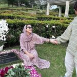 Cekricek.id – Bunga Citra Lestari alias BCL belum lama ini terlihat mengunjungi makam mendiang suaminya, Ashraf Sinclair. Dia turut serta membawa putra semata wayang mereka, Noah, untuk sama-sama mengirimkan doa dan menabur bunga.
