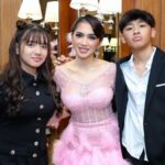 Cekricek.id – Sebagai artis cantik yang selalu tampil awet muda, Angel Karamoy membuat banyak orang terperangah ketika dirinya menunjukkan kedua anaknya yang telah remaja. Seperti ibunya, putra dan putrinya menurunan sisi rupawan yang dimilikinya.