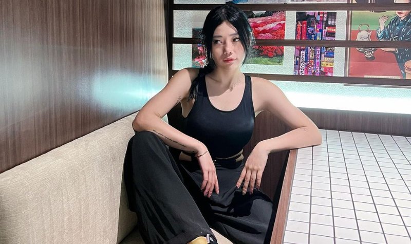 Cekricek.id, Berita Seleb dan Berita Artis – Setelah resmi bercerai dengan Reza Arap, Wendy Walters justru terlihat semakin cantik dan memesona. Dia kerap membagikan potret di media sosial dengan bermacam outfit cantik dan wajah yang tampak segar bugar hingga menuai banyak komentar positif dari netizen.