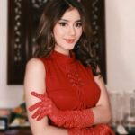 Cekricek.id, Berita Seleb dan Berita Artis – Ghea Youbi membuat para penggemarnya terperangah dengan penampilannya yang semakin cantik dan bersinar. Dengan setelan dress merah darah yang dia kenakan untuk tampil di panggung, dia menuai banyak sekali pujian yang memuja kecantikannya itu.