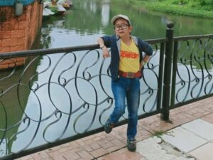 Cekricek.id – Kabar mengejutkan datang dari keluarga Daus Mini yang digugat cerai oleh istrinya. Empat tahun berumah tangga, Shelvie Hana akhirnya berniat menyudahi pernikahan mereka karena alasan tertentu. Perempuan berhijab itu merasa kecewa atas dugaan perselingkuhan yang dilakukan pelawak bertubuh mini tersebut.