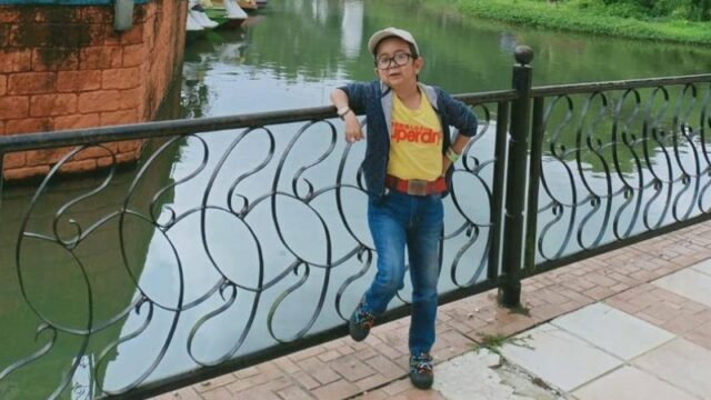 Cekricek.id – Kabar mengejutkan datang dari keluarga Daus Mini yang digugat cerai oleh istrinya. Empat tahun berumah tangga, Shelvie Hana akhirnya berniat menyudahi pernikahan mereka karena alasan tertentu. Perempuan berhijab itu merasa kecewa atas dugaan perselingkuhan yang dilakukan pelawak bertubuh mini tersebut.