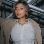 Cekricek.id, Berita Seleb dan Berita Artis – Marion Jola tampil memukau dengan setelan baju kantor semi formal pada salah satu penampilan panggung terbarunya. Dia mengenakan blazer oversize berwarna coklat yang tidak memiliki kancing untuk mengitkan kedua sisi bagian depannya.