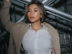 Cekricek.id, Berita Seleb dan Berita Artis – Marion Jola tampil memukau dengan setelan baju kantor semi formal pada salah satu penampilan panggung terbarunya. Dia mengenakan blazer oversize berwarna coklat yang tidak memiliki kancing untuk mengitkan kedua sisi bagian depannya.