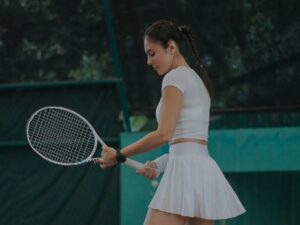 Cekricek.id – Wulan Guritno memang sudah diakui memiliki paras cantiknya yang awet. Apalagi ketika asyik bermain tenis, gerakannya yang begitu lincah membuatnya seakan kembali dua puluh tahun lebih muda dari usianya saat ini.