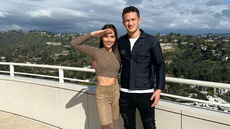 Cekricek.id – Cinta Laura membagikan beberapa foto saat dirinya tengah liburan di Los Angeles, Amerika Serikat. Tidak hanya sendiri, artis cantik blasteran itu rupanya juga ditemani oleh seorang pria yang tak lain salah satu aktor muda tanah air.
