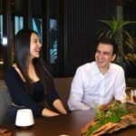 Cekricek.id – Produser film, Manoj Punjabi membagikan potret momen kebersamaannya dengan artis cantik Anya Geraldine. Lewat media sosial miliknya, mereka berdua tampak tengah asyik bercengkerama satu sama lain. Melihat hal itu, netizen langsung dibuat penasaran tentang pembicaraan dari pemilik MD Entertainment itu dengan artis idola mereka.