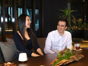 Cekricek.id – Produser film, Manoj Punjabi membagikan potret momen kebersamaannya dengan artis cantik Anya Geraldine. Lewat media sosial miliknya, mereka berdua tampak tengah asyik bercengkerama satu sama lain. Melihat hal itu, netizen langsung dibuat penasaran tentang pembicaraan dari pemilik MD Entertainment itu dengan artis idola mereka.