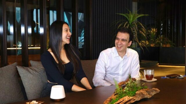 Cekricek.id – Produser film, Manoj Punjabi membagikan potret momen kebersamaannya dengan artis cantik Anya Geraldine. Lewat media sosial miliknya, mereka berdua tampak tengah asyik bercengkerama satu sama lain. Melihat hal itu, netizen langsung dibuat penasaran tentang pembicaraan dari pemilik MD Entertainment itu dengan artis idola mereka.
