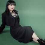 Cekricek.id – Belum lama ini, Fuji kembali membagikan hasil photoshoot yang dia jalani ke akun media sosial miliknya. Kali ini, dia tampil dengandandanan ala mafia beserta outfit serba hitam dan make up warna bibir yang merona. Namun, melihat parasnya yang imut-imut, netizen justru menilainya lebih cocok cosplay jadi karakter anime.