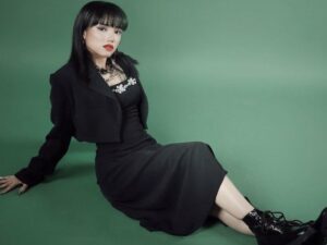 Cekricek.id – Belum lama ini, Fuji kembali membagikan hasil photoshoot yang dia jalani ke akun media sosial miliknya. Kali ini, dia tampil dengandandanan ala mafia beserta outfit serba hitam dan make up warna bibir yang merona. Namun, melihat parasnya yang imut-imut, netizen justru menilainya lebih cocok cosplay jadi karakter anime.