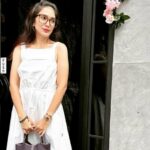 Cekricek.id – Ussy Sulistiawaty tampil cantik dengan balutan gaun putih polos yang terlihat begitu simpel. Berpadukan dengan sebuah kacamata dan rambut panjang yang tergerai, membuatnya terlihat makin cantik dan awet muda. Hanya saja, tak ada yang menduga bahwa outfit yang dia pakai dalam penampilan itu harganya hampir mencapai tiga ratus juta rupiah.