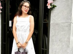 Cekricek.id – Ussy Sulistiawaty tampil cantik dengan balutan gaun putih polos yang terlihat begitu simpel. Berpadukan dengan sebuah kacamata dan rambut panjang yang tergerai, membuatnya terlihat makin cantik dan awet muda. Hanya saja, tak ada yang menduga bahwa outfit yang dia pakai dalam penampilan itu harganya hampir mencapai tiga ratus juta rupiah.