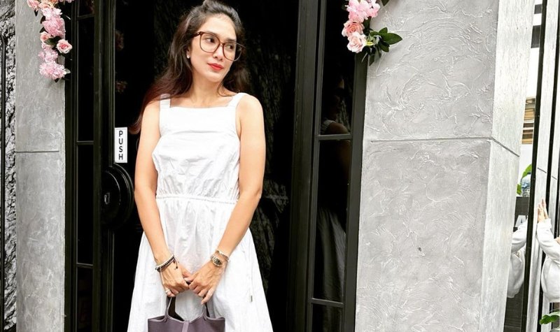 Cekricek.id – Ussy Sulistiawaty tampil cantik dengan balutan gaun putih polos yang terlihat begitu simpel. Berpadukan dengan sebuah kacamata dan rambut panjang yang tergerai, membuatnya terlihat makin cantik dan awet muda. Hanya saja, tak ada yang menduga bahwa outfit yang dia pakai dalam penampilan itu harganya hampir mencapai tiga ratus juta rupiah.