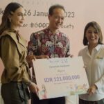 Cekricek.id – Sebagai artis cantik yang selalu tampil glamour, Luna Maya sukses menuai banyak respon positif yang memuja pesonanya. Dari berbagai unggahan yang dia bagikan di media sosial, tak ada yang berani mencelanya karena dia begitu dipuja oleh para penggemar. Namun, selain penampilan, artis cantik itu rupanya juga memiliki sifat baik hati dan juga dermawan.