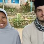 Cekricek.id – Jodoh memang tak bisa diduga-duga, buktinya ustazah asal Lombok ini bisa bertemu dan menikah dengan seorang bule Belgia. Dikehui, pria tampan berkulit putih tersebut berasal dari Belgia dan sama-sama memeluk agama Islam.