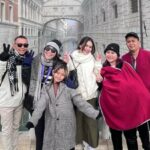 Cekricek.id – Ayu Ting Ting dan keluarga besarnya sedang menikmati liburan ke luar negeri. Penyanyi dangdut fenomenal itu membawa serta sang ayah, ibu, putri tercintanya, hingga adik perempuan dengan suami dan anaknya yang masih bayi.