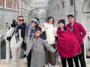 Cekricek.id – Ayu Ting Ting dan keluarga besarnya sedang menikmati liburan ke luar negeri. Penyanyi dangdut fenomenal itu membawa serta sang ayah, ibu, putri tercintanya, hingga adik perempuan dengan suami dan anaknya yang masih bayi.