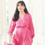 Cekricek.id – Shandy Aulia terlihat semakin awet muda saja setelah belum lama ini mengganti gaya rambutnya dengan berponi. Bukan hanya rambut, gaya berpakaiannya dengan warna-warna yang cerah juga berhasil menambah kesan wanita muda pada dirinya.