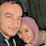 Cekricek.id – Seorang perempuan asal Indonesia mengejutkan netizen dengan kisah percintaannya yang begitu unik. Dia yang sedang menjalin hubungan asmara dengan seorang pria bule itu memiliki cerita perkenalan yang tidak terduga dan sukses membuat banyak orang iri pada keberuntungannya.