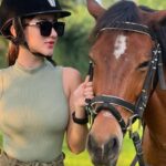 Cekricek.id – Ghea Youbi tampil badas saat berpose dengan seekor kuda yang ditungganginya. Banyak yang dibuat terpesona padanya saat mengenakan setelan baju ketat dan celana cargo lengkap dengan sepatu boot dan helm untuk melindungi kepala.