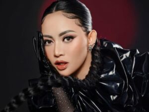 Cekricek.id - Rachel Vennya hadir dalam balutan outfit serba hitam pada pemotretan terbarunya. Sepasang baju dan celana kulit tersebut dia sebut sebagai dandanan ratu bulan. Hal itu disampaikan sendiri lewat unggahan pada akun sosial media miliknya.