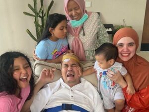 Cekricek.id – Aldila Jelita mengenang momen hari pertama sang suami, Indra Bekti, pulang ke rumah setelah hampir satu bulan diberada di rumah sakit. Dia membagikan sebuah foto yang diambil di hari tersebut yang memperlihatkan suasana suka cita seluruh anggota keluarga kecil mereka.