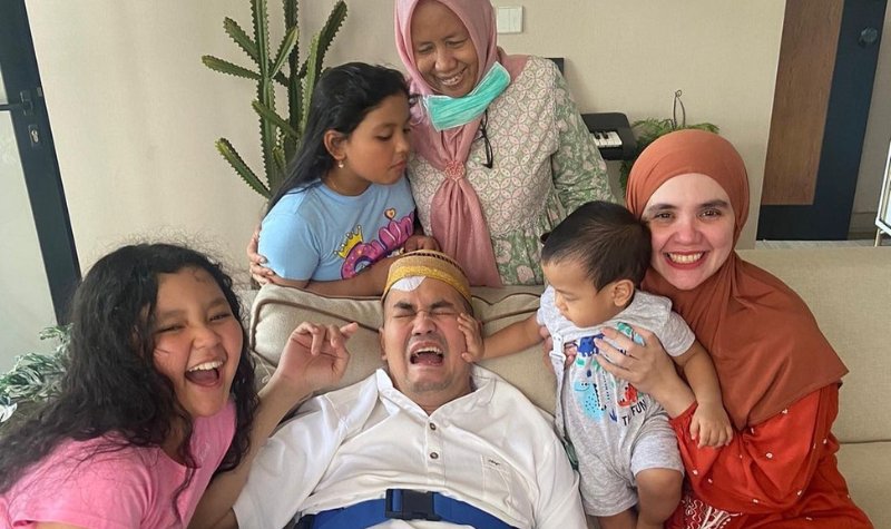 Cekricek.id – Aldila Jelita mengenang momen hari pertama sang suami, Indra Bekti, pulang ke rumah setelah hampir satu bulan diberada di rumah sakit. Dia membagikan sebuah foto yang diambil di hari tersebut yang memperlihatkan suasana suka cita seluruh anggota keluarga kecil mereka.