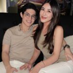 Cekricek.id – Teuku Rassya cukup sering membagikan foto-foto bersama dengan kekasih di media sosial. Perempuan cantik dengan tinggi yang hampir sepantaran dengannya itu sukses menuai perhatian penggemar untuk mencari tahu lebih dekat tentang dirinya.