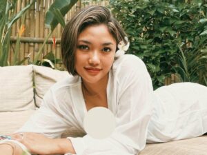 Cekricek.id – Marion Jola menyita perhatian netizen lewat foto terbaru yang dibagikan di akun media sosialnya. Dia ramai dipuji dengan penampilannya saat berpose bak putri duyung terdampar di atas tempat tidur yang terletak di ruang terbuka.