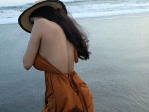 Cekricek.id – DJ Joana berhasil membuat para pengikutnya ketar-ketir karena sebuah foto yang dia unggah di media sosial. Disc jockey berparas cantik dengan tubuh ramping dan bohai itu tidak hanya menyita perhatian dengan penampilannya namun juga karena keterangan yang dia sertakan pada unggahan  tersebut.