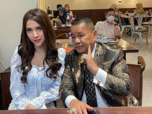 Cekricek.id – Hotman Paris kali ini memamerkan foto kebersamaannya dengan seorang wanita cantik berdarah Batak. Namun ada satu hal yang mencengangkan dari pernyataan yang dia tuliskan sebagai keterangan unggahannya. Wanita muda tersebut katanya tak diangkat menjadi asisten pribadi.