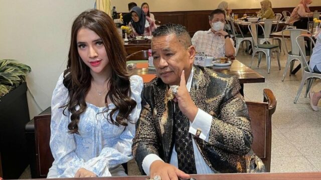 Cekricek.id – Hotman Paris kali ini memamerkan foto kebersamaannya dengan seorang wanita cantik berdarah Batak. Namun ada satu hal yang mencengangkan dari pernyataan yang dia tuliskan sebagai keterangan unggahannya. Wanita muda tersebut katanya tak diangkat menjadi asisten pribadi.
