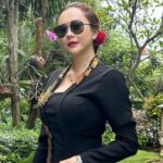 Cekricek.id, Berita Seleb dan Berita Artis – Aura Kasih membuat banyak orang terpesona dengan aura khas seorang wanita Bali ketika memakai setelan kebaya hitam. Penampilannya dipercantik dengan bunga mawar yang diselipkan di belakang kepala dekat dengan sanggul kecilnya.