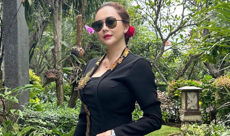 Cekricek.id, Berita Seleb dan Berita Artis – Aura Kasih membuat banyak orang terpesona dengan aura khas seorang wanita Bali ketika memakai setelan kebaya hitam. Penampilannya dipercantik dengan bunga mawar yang diselipkan di belakang kepala dekat dengan sanggul kecilnya.