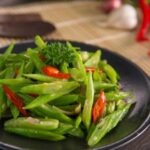 Cekricek.id – Sayur buncis ternyata tak hanya diolah dengan cara ditumis atau dicampurkan sebagai salah satu bahan pembuat sup. Para ibu di rumah juga bisa memasaknya dengan cara digoreng dengan melumulirnya menggunakan tepung.