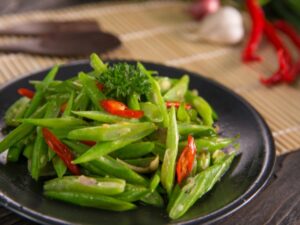 Cekricek.id – Sayur buncis ternyata tak hanya diolah dengan cara ditumis atau dicampurkan sebagai salah satu bahan pembuat sup. Para ibu di rumah juga bisa memasaknya dengan cara digoreng dengan melumulirnya menggunakan tepung.
