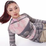 Cekricek.id, Berita Seleb dan Berita Artis – Naura Ayu baru saja mengeluarkan single barunya yang merupakan remake dari lagu “Cinta” milik Vina Panduwinata. Dengan tampilan anak kuliahan, dalam video klipnya, penyanyi muda itu sukses menyita perhatian karena suara dan kecantikannya.