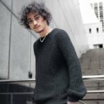 Cekricek.id, Berita Seleb dan Berita Artis – Bio One sempat diisukan sebagai seorang gay setelah cuitan sebuah akun manfess viral di Twitter. Namanya ikut terseret lantaran gaya pakaiannya yang nyentrik dengan memakai rok pada beberapa kesempatan. Namun, setelah isu itu berlalu, aktor tersebut terlihat tampil sangat berbeda.